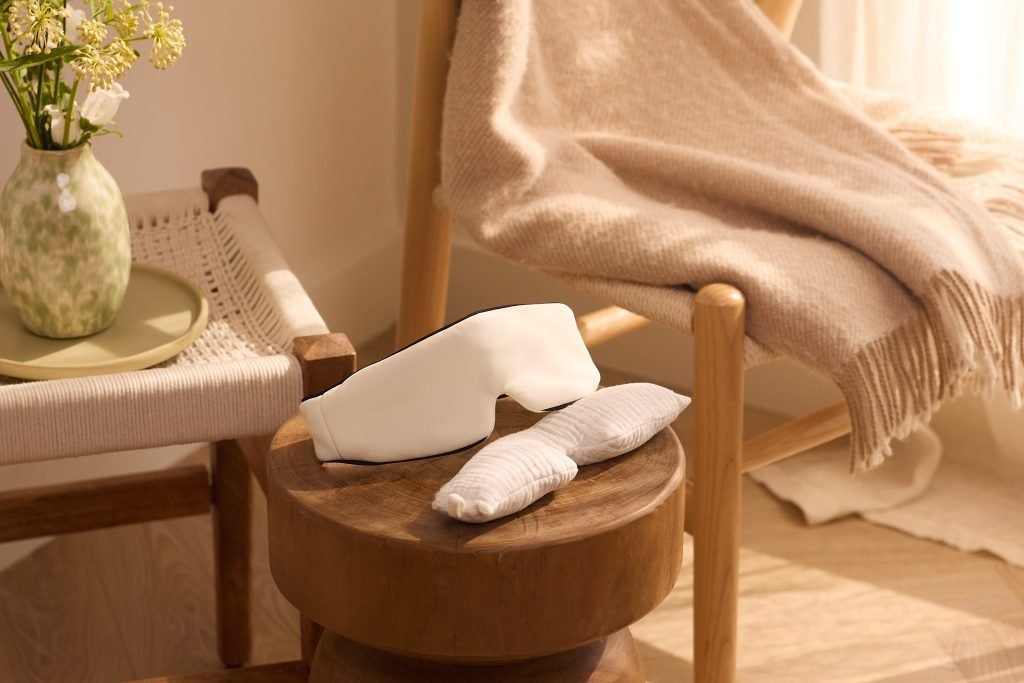 White Multiway eye mask with insert